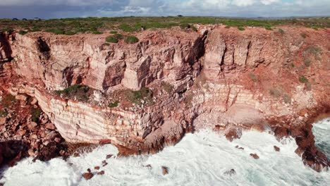 Praia-Da-Zimbreirinha-Costa-De-Acantilado-Escondido-Cerca-De-Bordeira-En-La-Región-Del-Algarve-De-Portugal-Por-Vista-Aérea-De-Drones-4k-Inversa-De-Acantilados-Costeros-Con-Olas-Rompientes