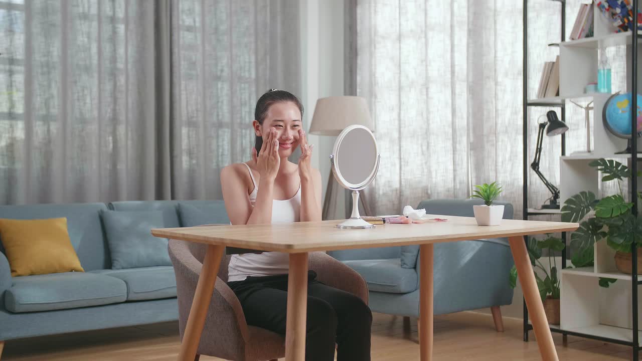 가정에서 피부 관리하는 여성