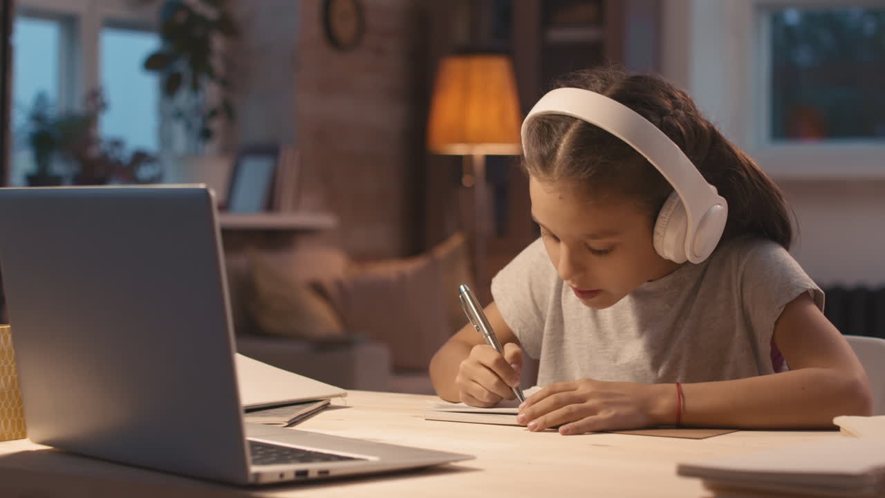 niña haciendo trabajo escolar en línea