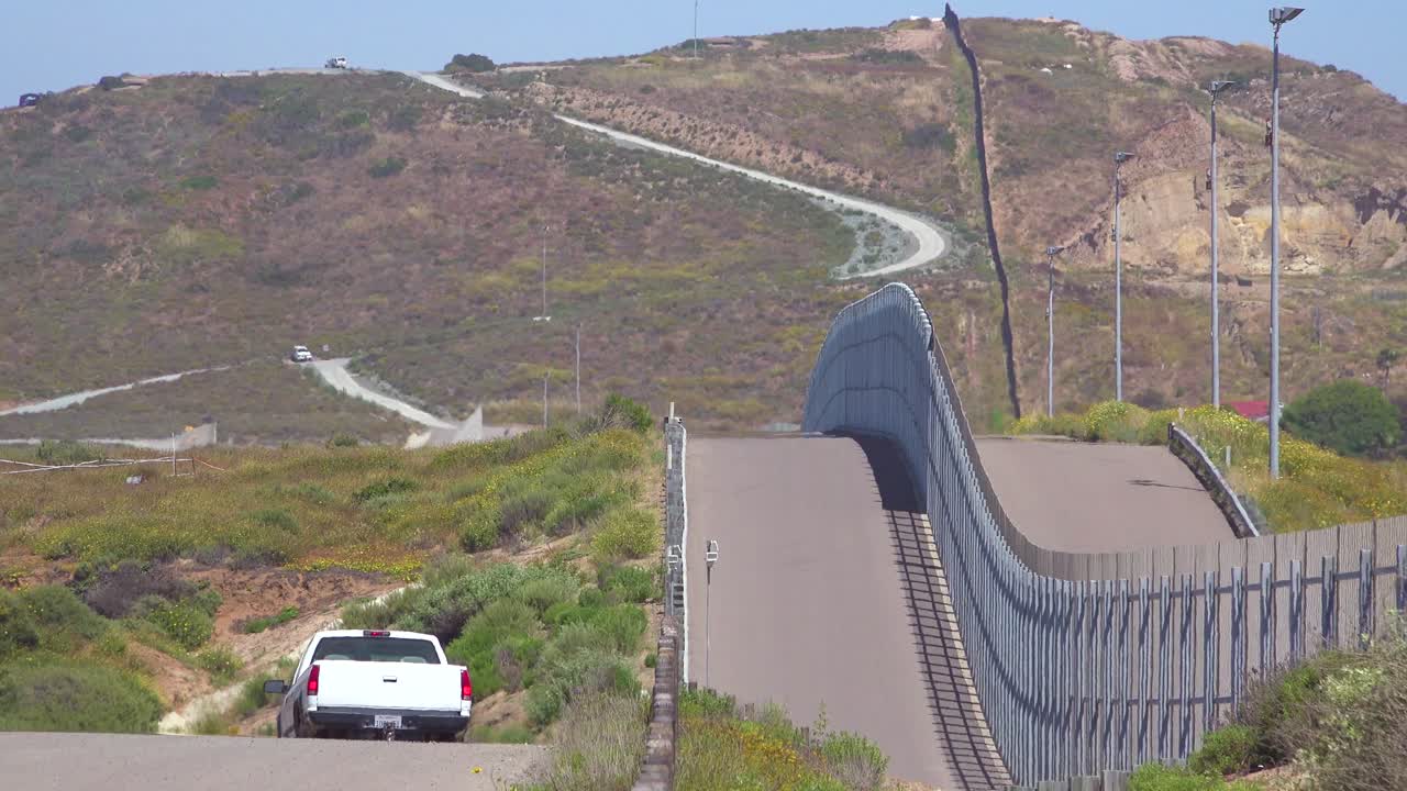 автомобиль пограничного патруля движется вдоль пограничной стены между сан-диего и тихуаной 3