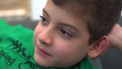 niño sonriendo frente a la televisión en la sala de estar