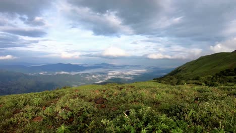 Los-Movimientos-De-La-Capa-De-Nubes-Sobre-La-Cordillera-De-Los-Bosques-Ghat-Occidentales-Muestran-La-Increíble-Belleza-Y-El-Arte-De-La-Naturaleza.