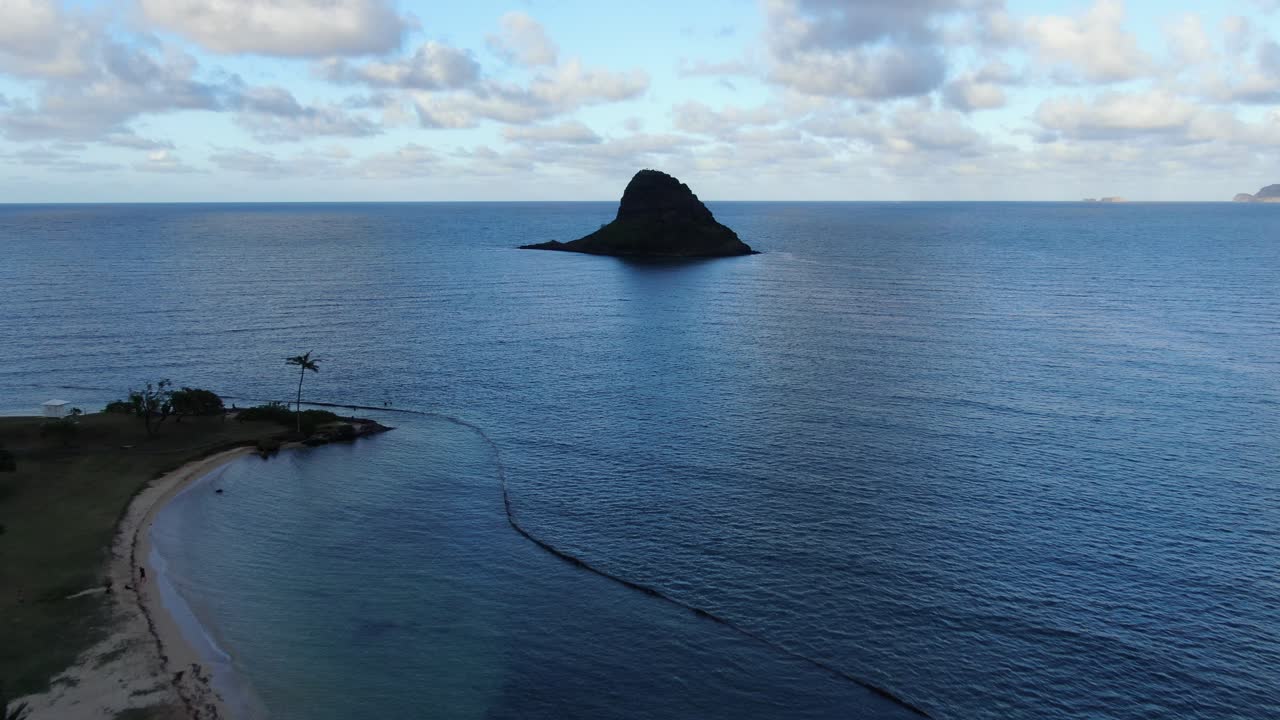 drone volando hacia una mini isla dentro de hawaii