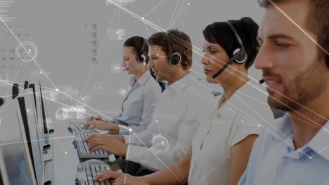 animación de la red de conexiones entre diversos empresarios que utilizan computadoras en la oficina