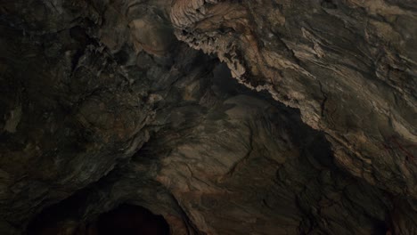 gran estructura de estalactitas dentro de una cueva