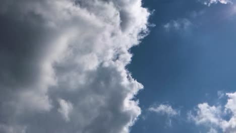 Lapso-De-Tiempo-Del-Cielo-Azul-Que-Muestra-Las-Nubes-Pasando-Rápido-En-El-Concepto-De-Paso-Del-Tiempo-Del-Cielo