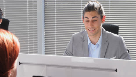 Colleagues-working-together-at-desk-4k