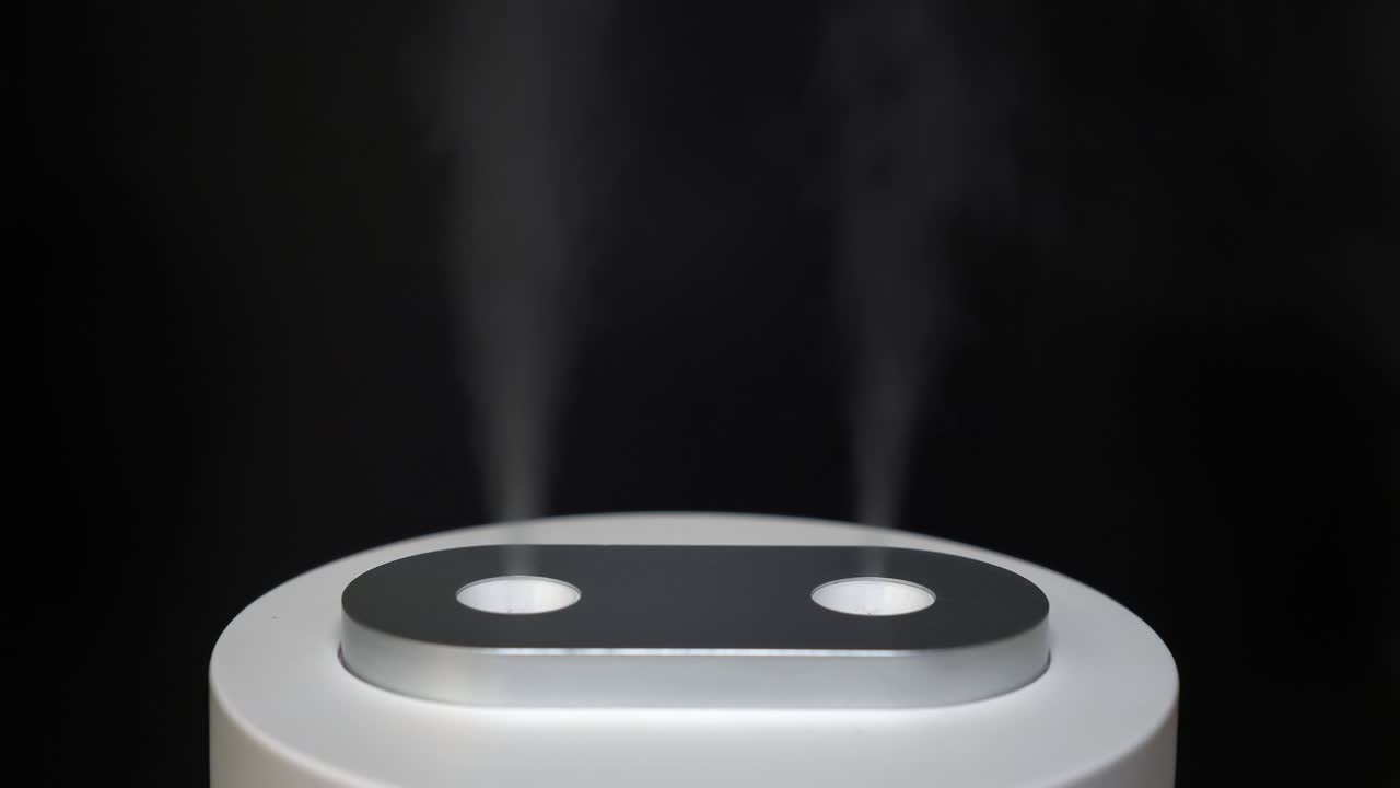 el humidificador libera una corriente de vapor con tecnología ultrasónica - vídeo en bucle