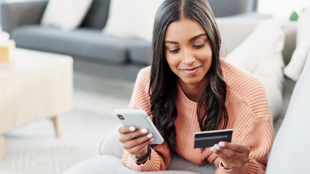 mujer comprando en línea