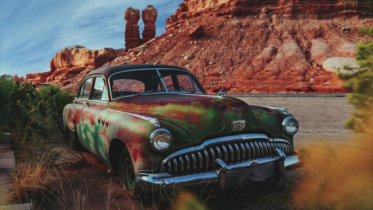Un coche vintage estadounidense estacionado en el desierto de Nevada. Las nubes en el cielo se mueven rápidamente.