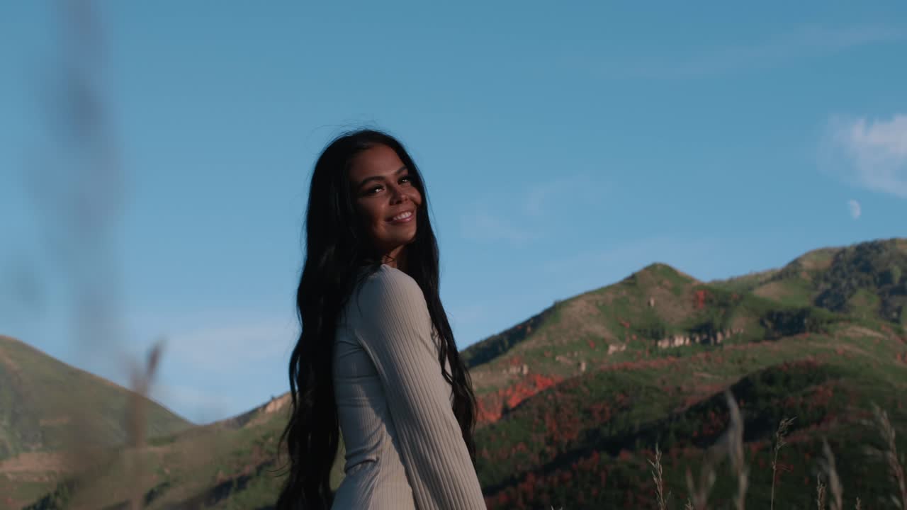 hermosa joven feliz mujer sonriente disfrutando de la naturaleza
