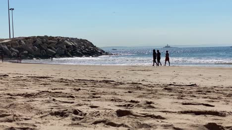 Zeitraffer-Des-Erstaunlichen-Strandes-An-Sonnigen-Tagen-Mit-Bugio-Im-Hintergrund,-Gesehen-Vom-Strand-Von-Torre-In-Carcavelos