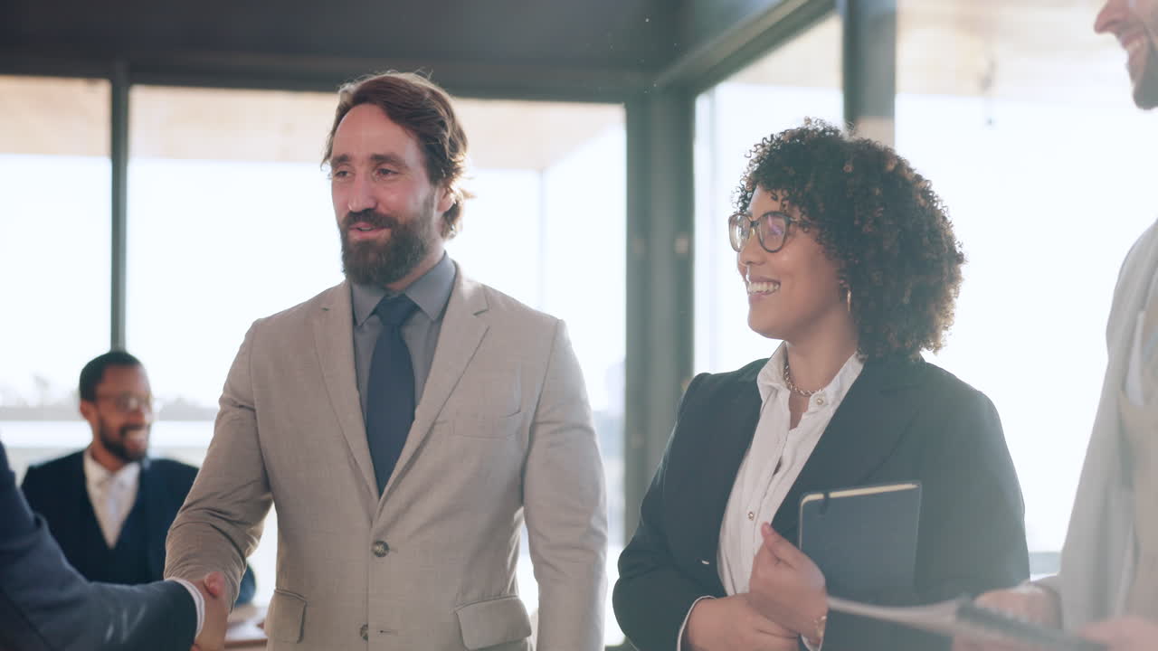 ceo, mujer o hombre de negocios estrechando la mano en b2b