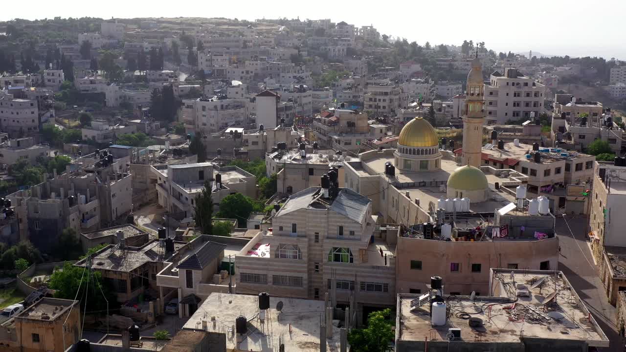 Vista aerea sulla moschea con cupola dorata nella città palestinese di Biddu, vicino a Gerusalemme