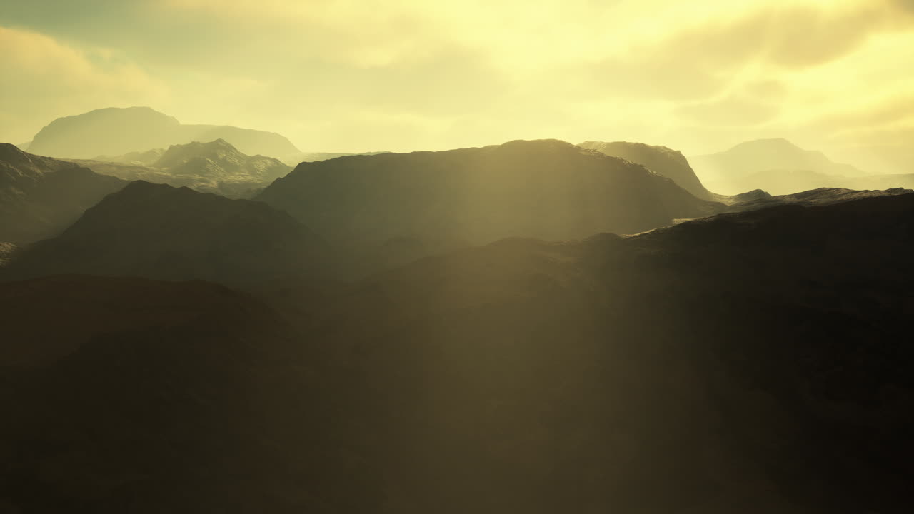 paisaje desértico de las montañas de pamir en la niebla