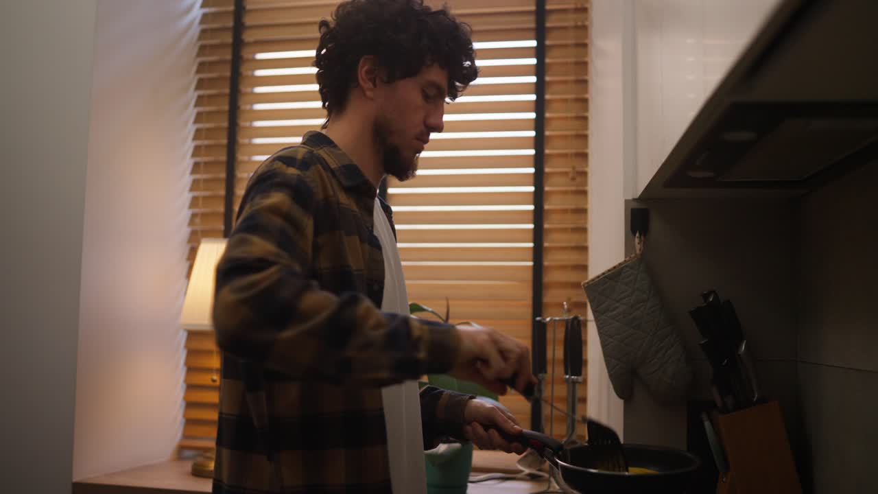 Man som lagar frukost i köket