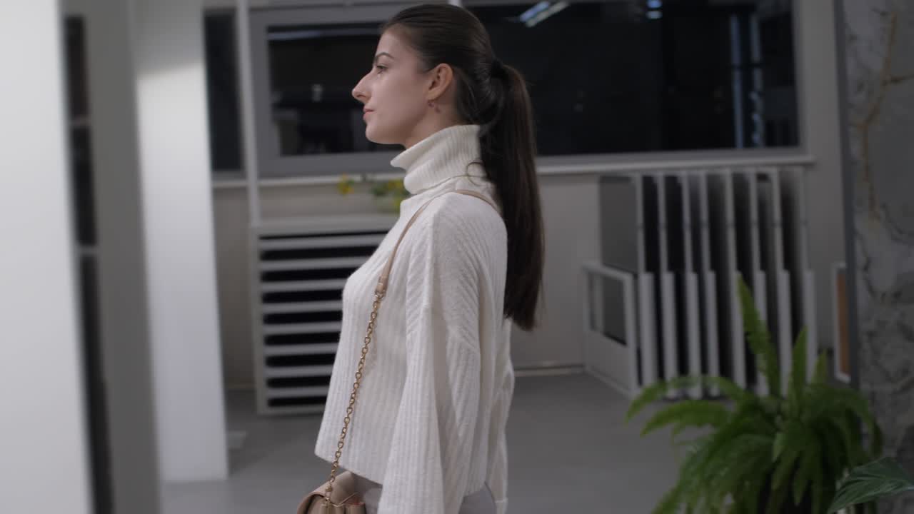 전문 디자이너는 색의 가구를 봅니다.