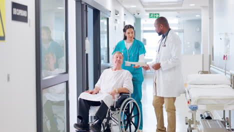 médico, enfermera y paciente en silla de ruedas