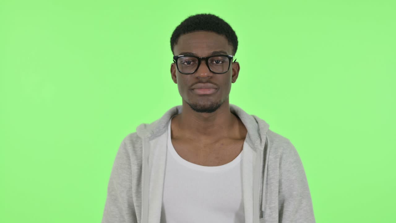 Afrikansk mand med finger på læberne, stilhed Green Screen
