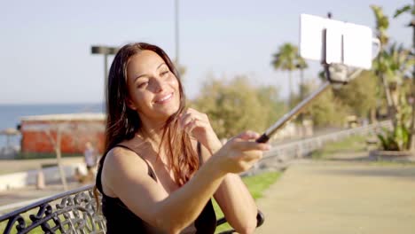 Lächelnde-Hübsche-Junge-Frau,-Die-Ihr-Selfie-Macht