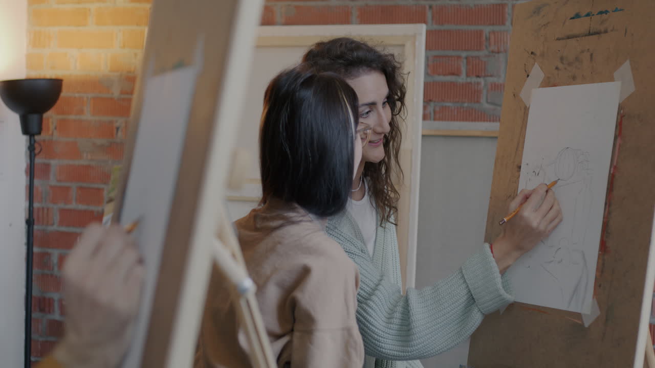 Women learning to draw in art class