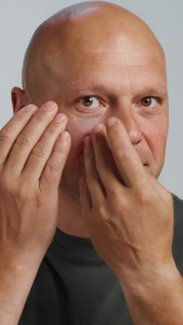 man applying sunscreen