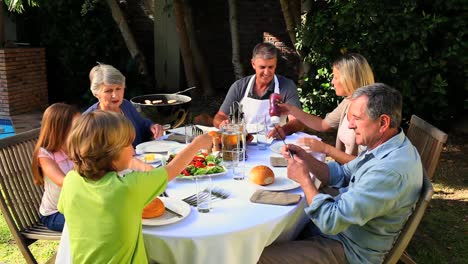 Varias-Generaciones-Durante-Una-Barbacoa