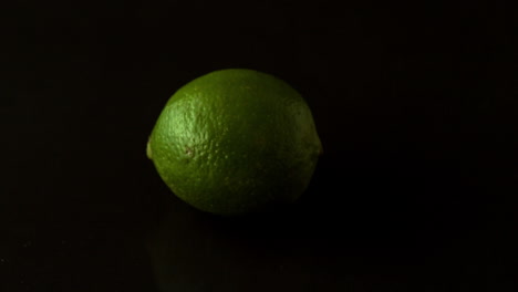 lime girando en la superficie negra