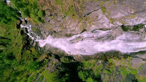 poderosa cascada en una pendiente rocosa, vista vertical de arriba hacia abajo