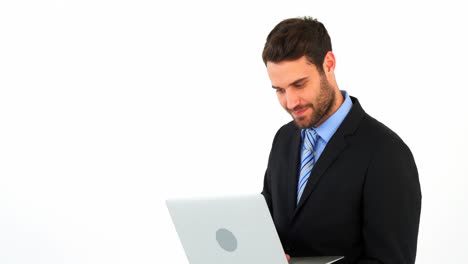 hombre de negocios usando laptop
