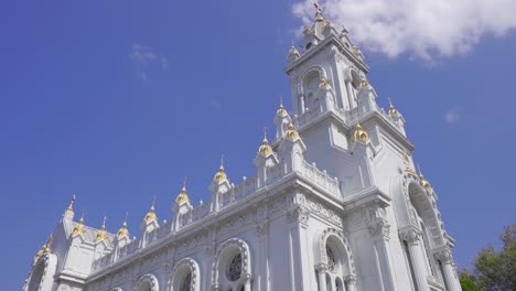 à l'église.