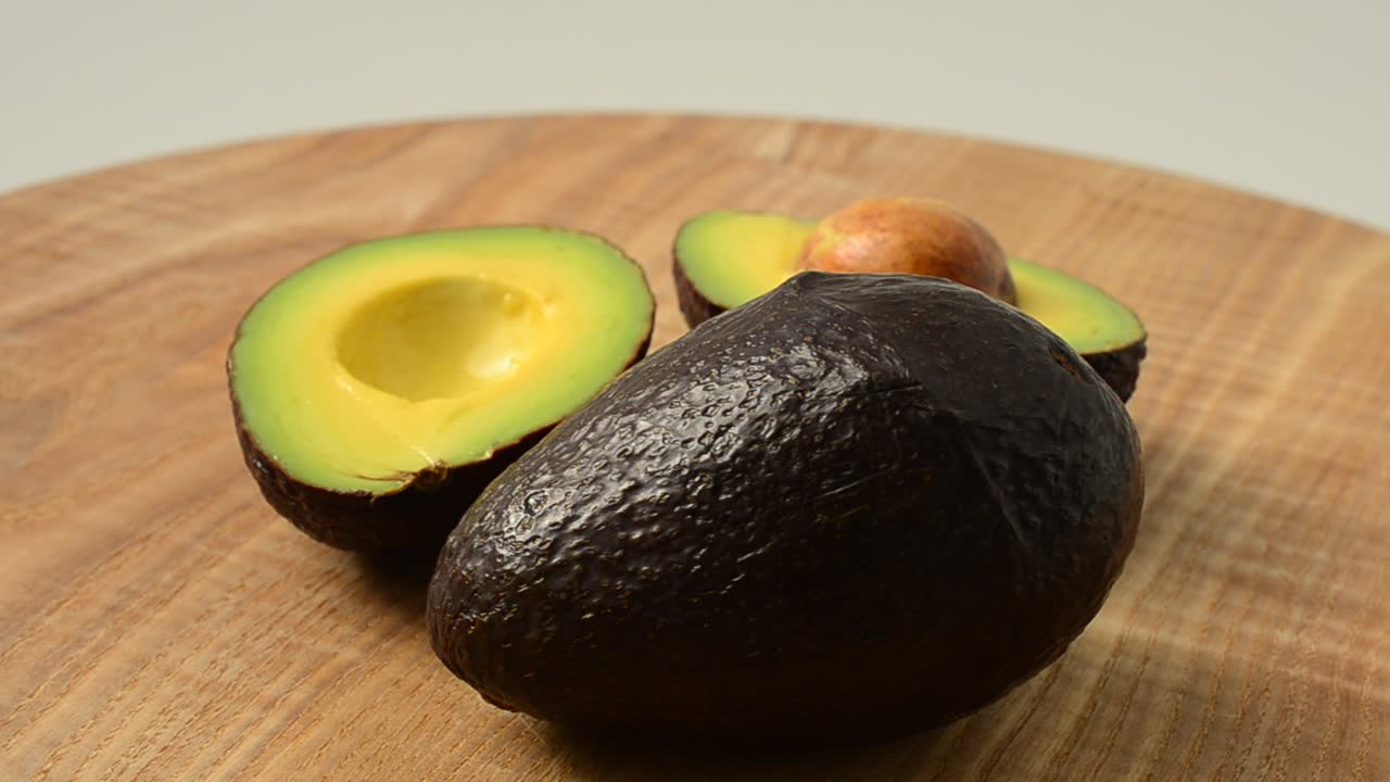 Avocado su un tagliere di legno. Ripresa di avocado.