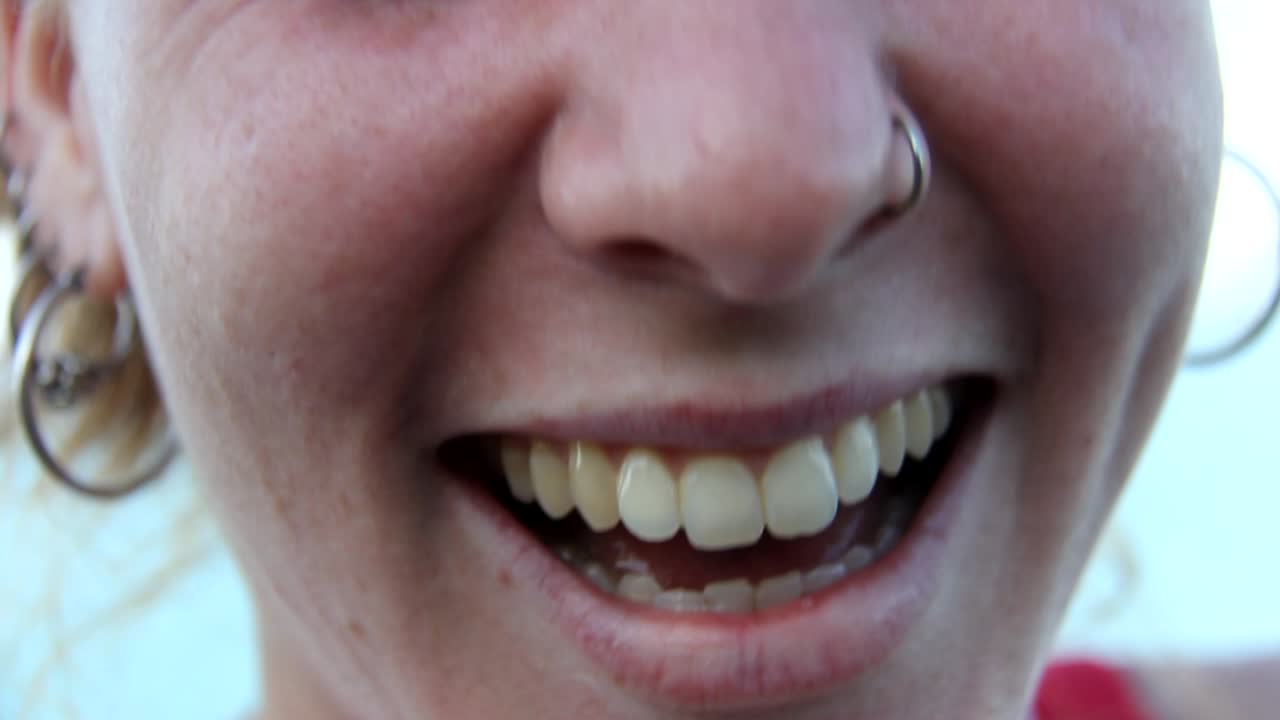 хихикающая счастливая парадная европейская блондинка смеющаяся женщина