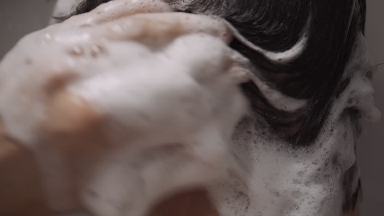 lavando el cabello en la ducha