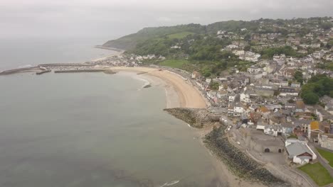 Hochwinkel-Überblick-über-Den-Strand-Und-Die-Stadt-Von-Lyme-Regis