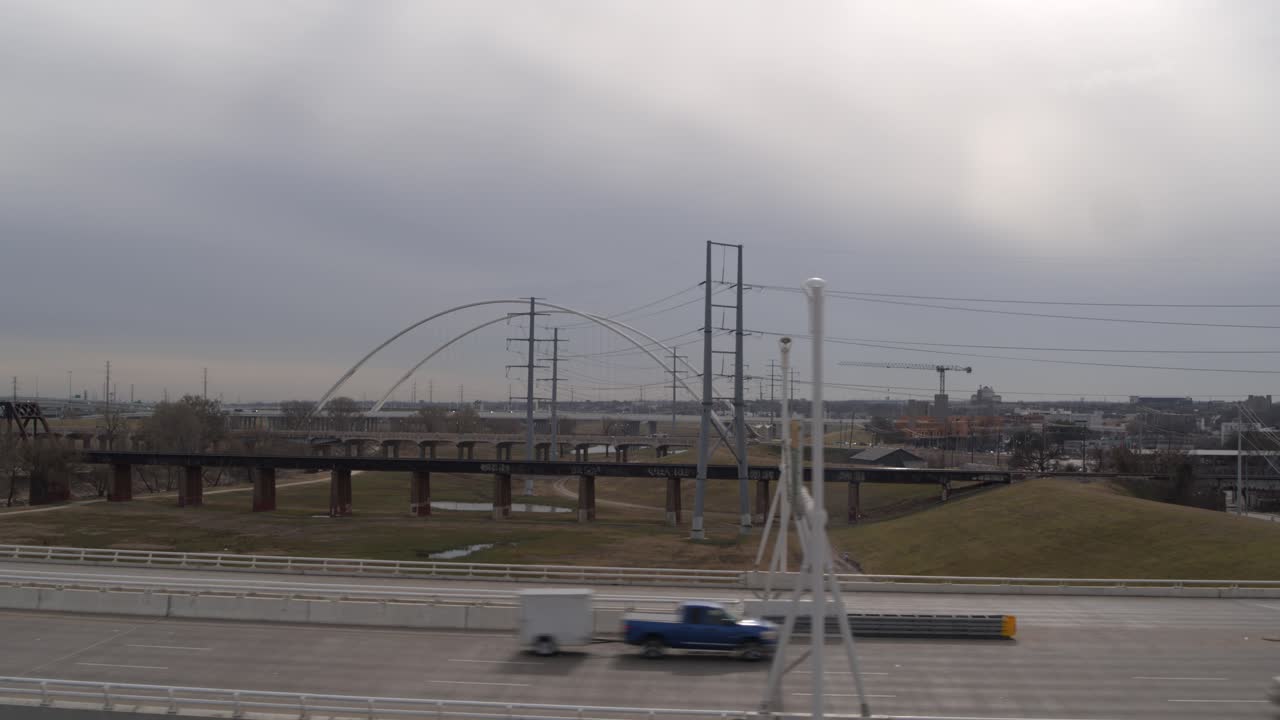 автомобили проезжают по мосту маргарет хант хилл в далласе