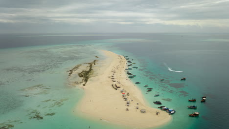 Vista-Aérea-De-La-Reserva-Natural-De-La-Playa-De-Nakupenda,-Barcos,-Playa-Turística-Y-De-Arena-En-Un-Día-Soleado-Con-Nubes,-Zanzíbar,-Tanzania-Time-lapse-30-Fps