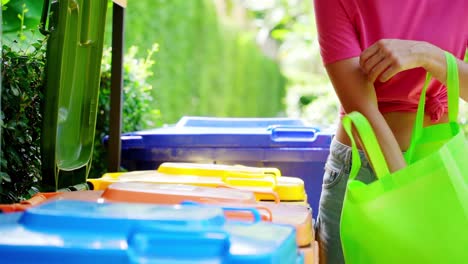 mujer reciclando botella de plástico