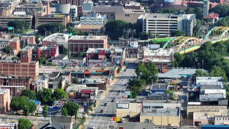 la inclinación de las calles de la ciudad urbana revela los rascacielos de baltimore en el centro de la ciudad urbana en maryland, ee.uu.