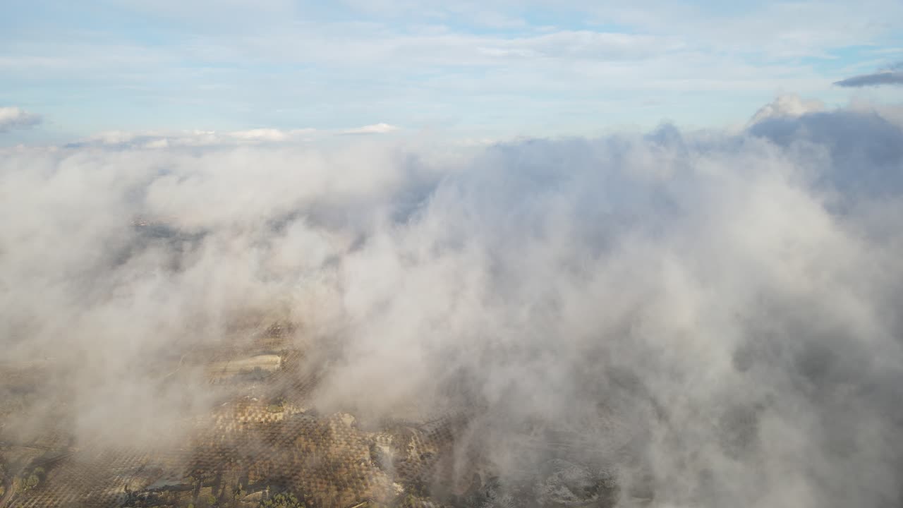 nubes de cúmulo en el cielo