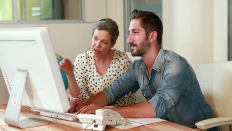 Casual-business-people-working-on-computer-