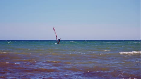 windsurfista solo en el mar