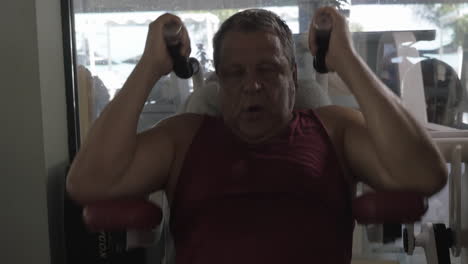 grown man in the gym performing exercises on the upper abs
