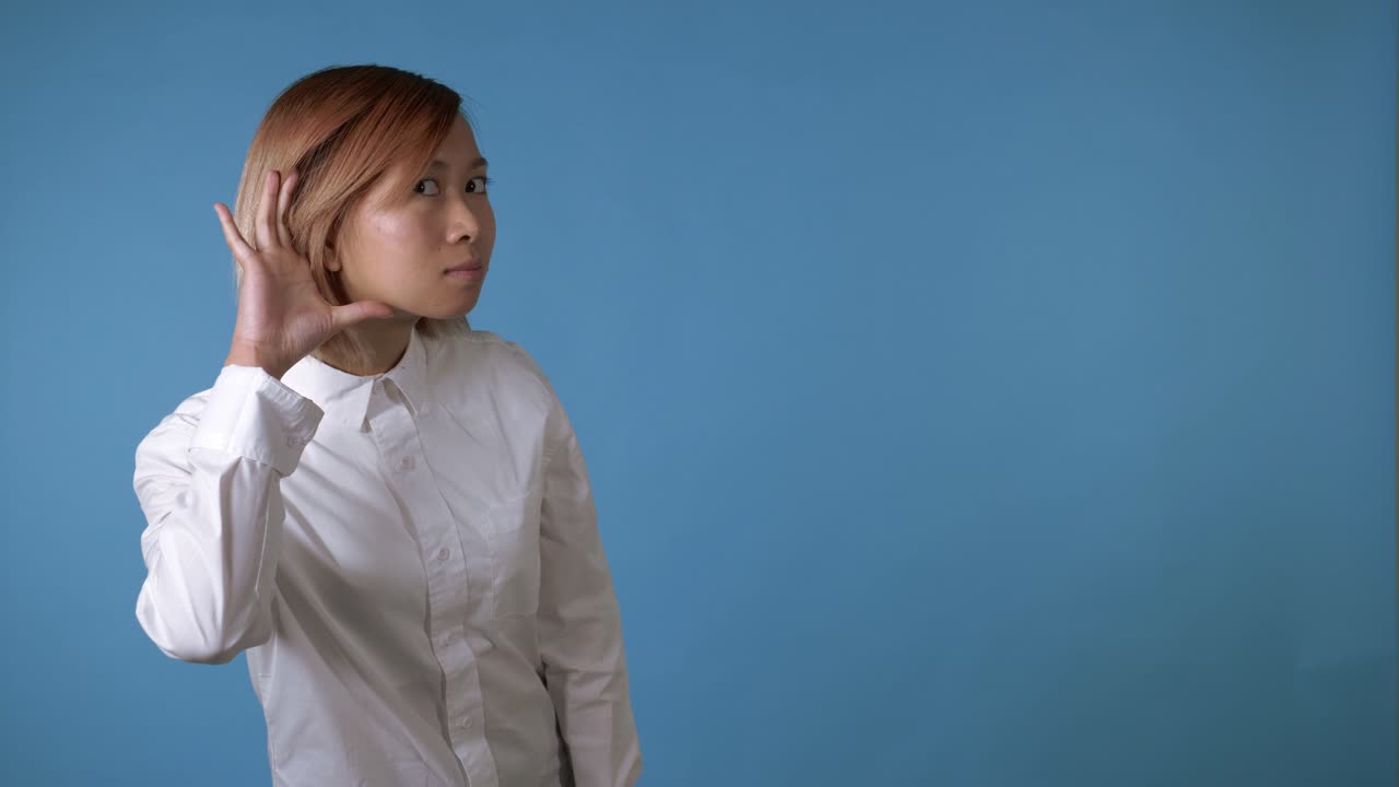 retrato de una hermosa chica coreana muestra señal escucha