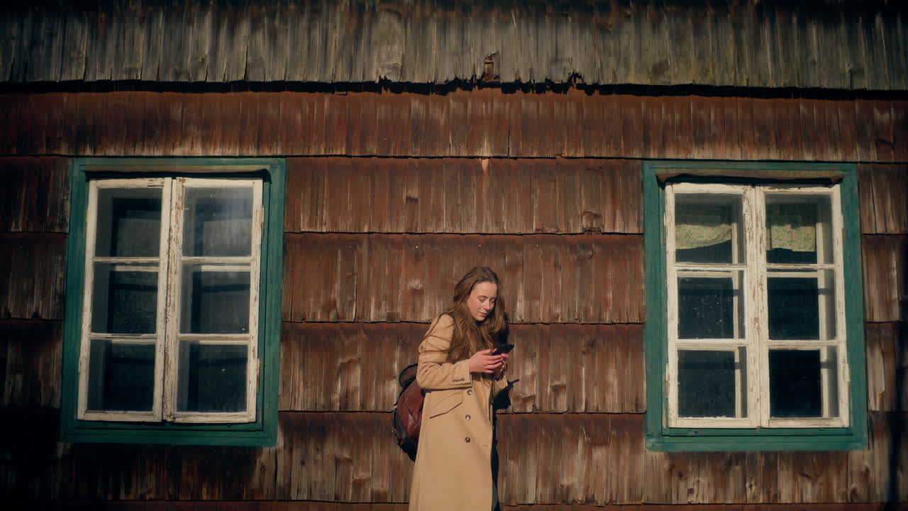 스마트 폰 산을 사용하는 산책자