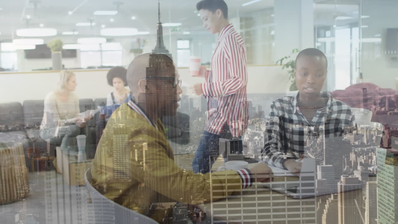 animación del procesamiento de datos financieros sobre diversas personas de negocios en la oficina