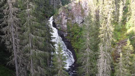 Imágenes-De-Drones-Capturan-La-Cascada-Flokofallet-En-Noruega,-Cayendo-Por-Acantilados-Rocosos-Rodeados-De-Un-Frondoso-Bosque.