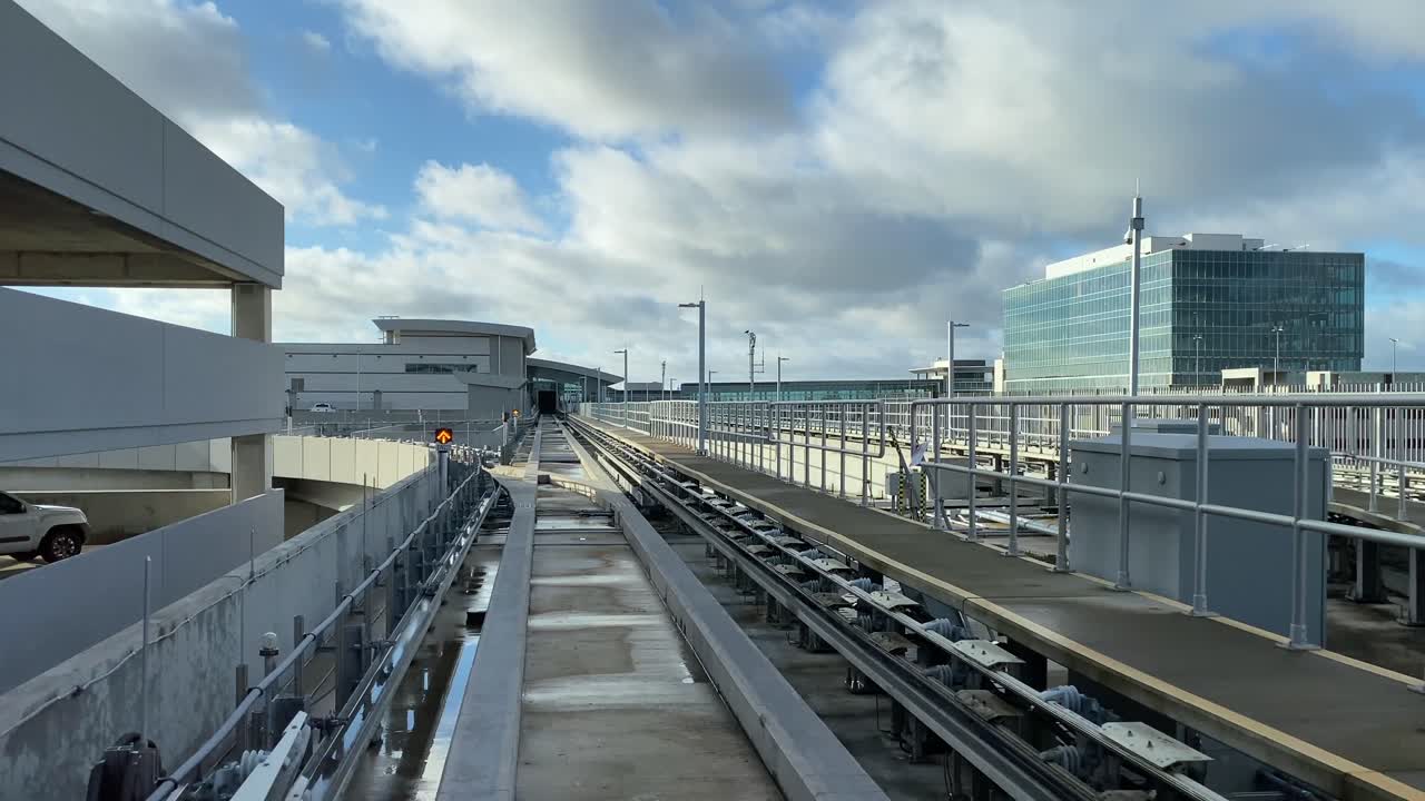 탬파베이, 플로리다 - 2020년 12월 17일: 공항 환승 열차를 타고 출발 터미널로 이동