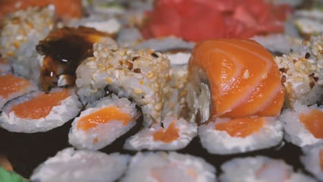 Alle-Arten-Von-Sushi-Mit-Rosa-Eingelegtem-Ingwer