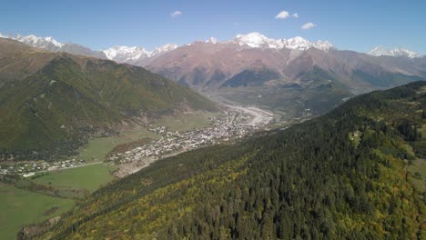 vista aérea de drones de la montaña del cáucaso en svaneti, georgia